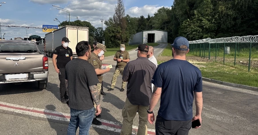 США депортували перших українських біженців