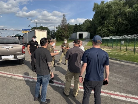 США депортували перших українських біженців