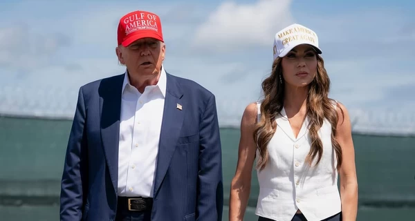 Трамп приказал покрасить стену с Мексикой в черный, чтобы было горячо прикасаться