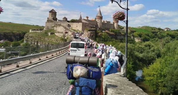 В Почаевскую Лавру отправился крестный ход из более чем 1000 паломников УПЦ
