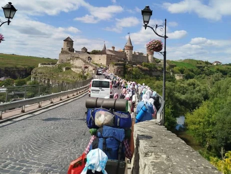 В Почаевскую Лавру отправился крестный ход из более чем 1000 паломников УПЦ