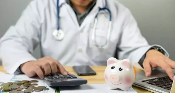 Врачам пообещали повышение зарплат: когда, насколько и откуда деньги