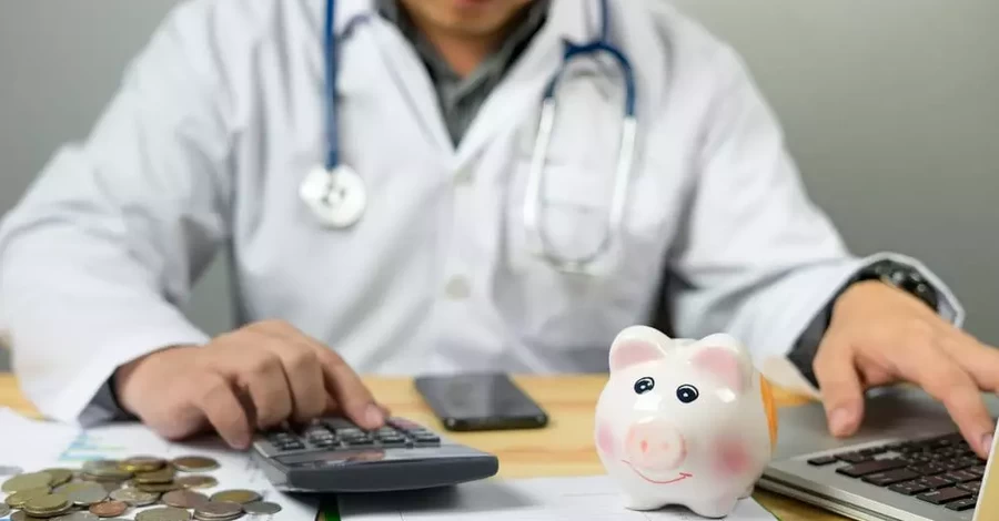 Врачам пообещали повышение зарплат: когда, насколько и откуда деньги