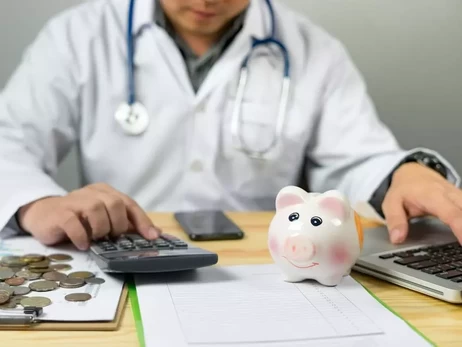 Врачам пообещали повышение зарплат: когда, насколько и откуда деньги