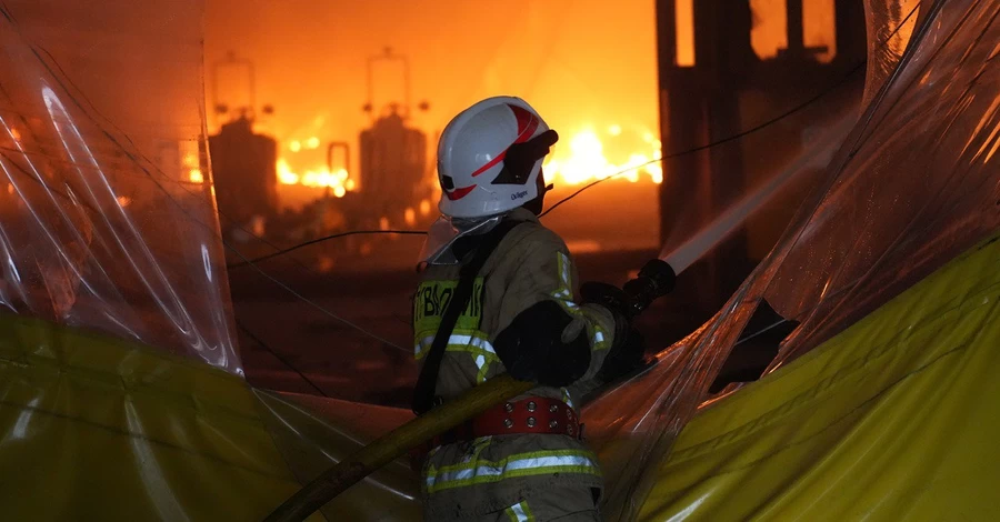 Пожежа у Мукачеві триває другу добу: на місці працюють навіть потяги Укрзалізниці