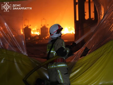 Пожежа у Мукачеві триває другу добу: на місці працюють навіть потяги Укрзалізниці