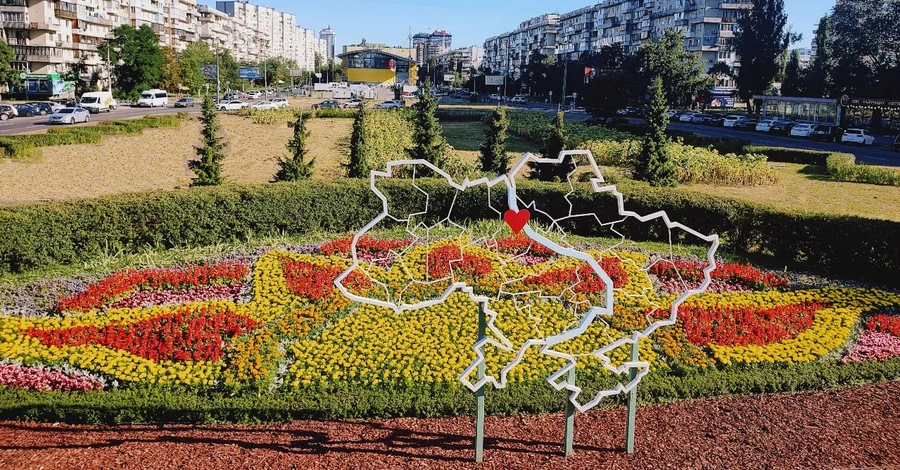 До Дня Незалежності у Києві висадили оригінальні клумби