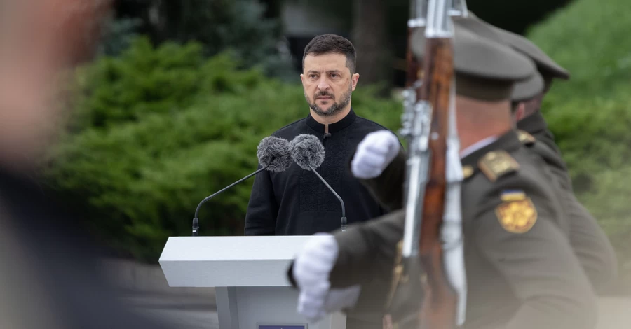 Мы свою землю не подарим оккупанту, - Зеленский поздравил украинцев с Днем флага