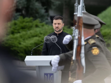 Ми свою землю не подаруємо окупанту, - Зеленський привітав українців з Днем прапора