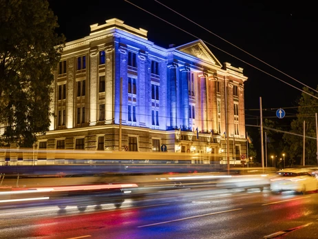 МИД Латвии подсветили цветами украинского флага ко Дню независимости 