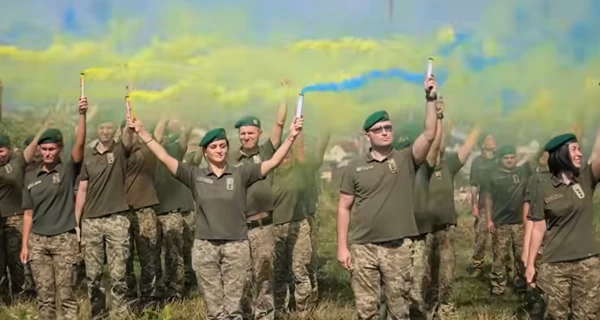 Во Львове пограничники создали живой флаг Украины на высоте почти в 300 метров