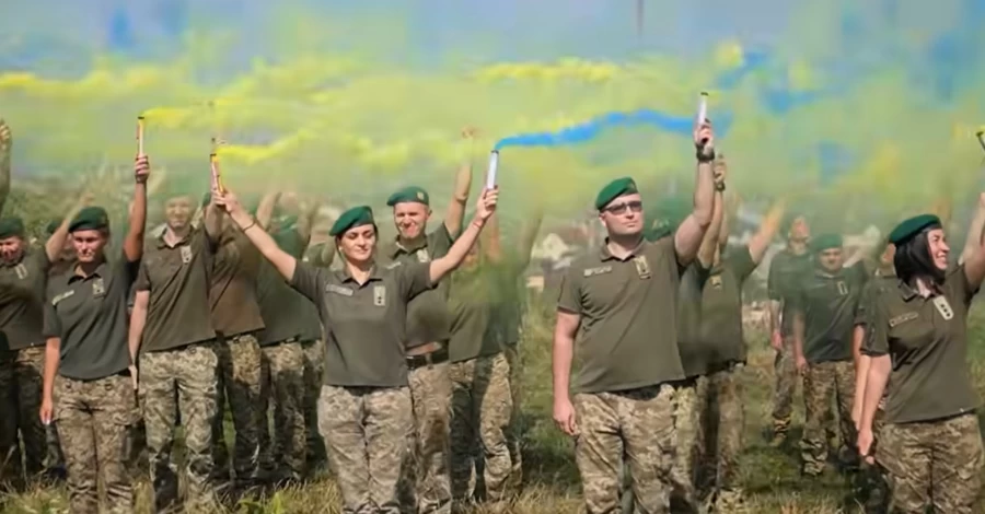 Во Львове пограничники создали живой флаг Украины на высоте почти в 300 метров