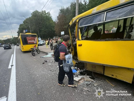 В Киеве маршрутка врезалась в автобус на остановке, есть пострадавшие