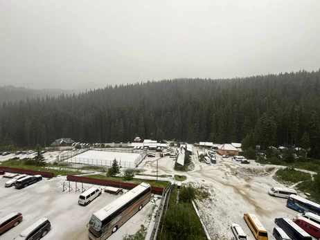 В останні дні серпня Карпати накрив потужний снігопад