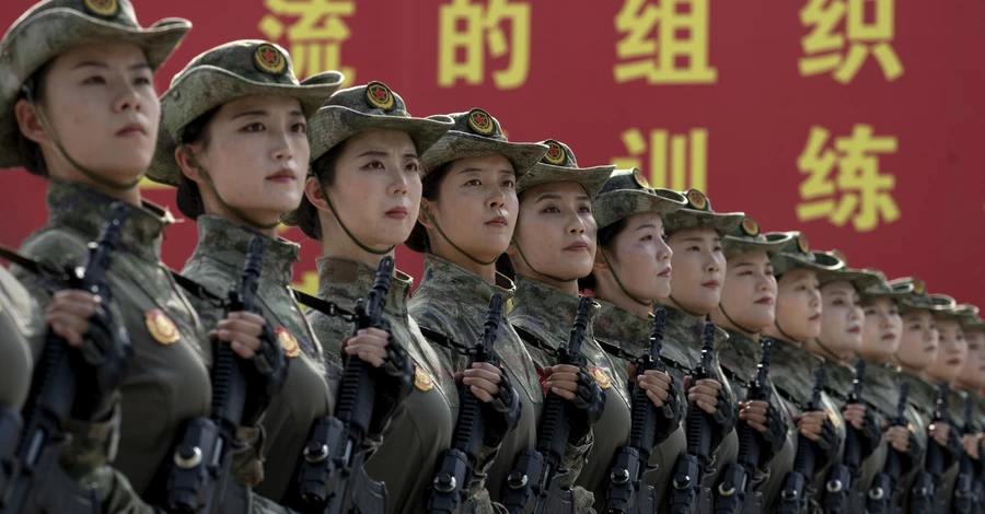 Китай провів останню репетицію військового параду, на який приїде Путін