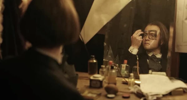 Кіно у вересні: «Малевич» наш, «Антарктида» Птушкіна, останнє «Закляття» і кінець «Абатства Даунтон»