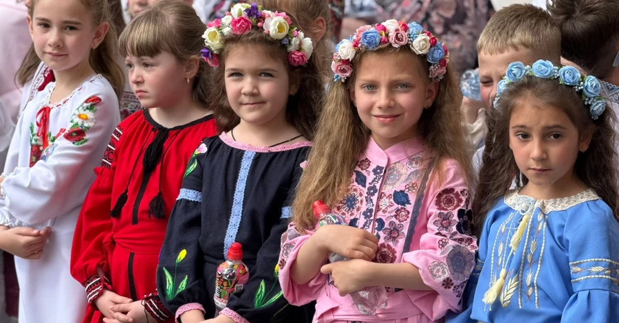 Выбираем детскую вышиванку к 1 сентября: лакшеры-вышивка ручной работы или бюджетная машинная? 