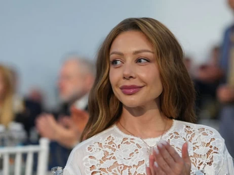 Тіна Кароль у сукні-вишиванці виступила на Молитовному сніданку в Києві