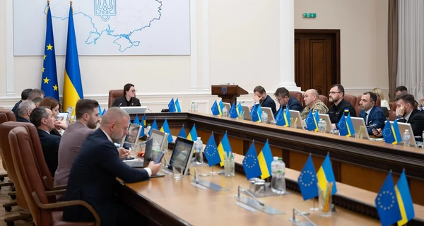 Официально: Кабмин разрешил выезд за границу мужчинам до 22 лет