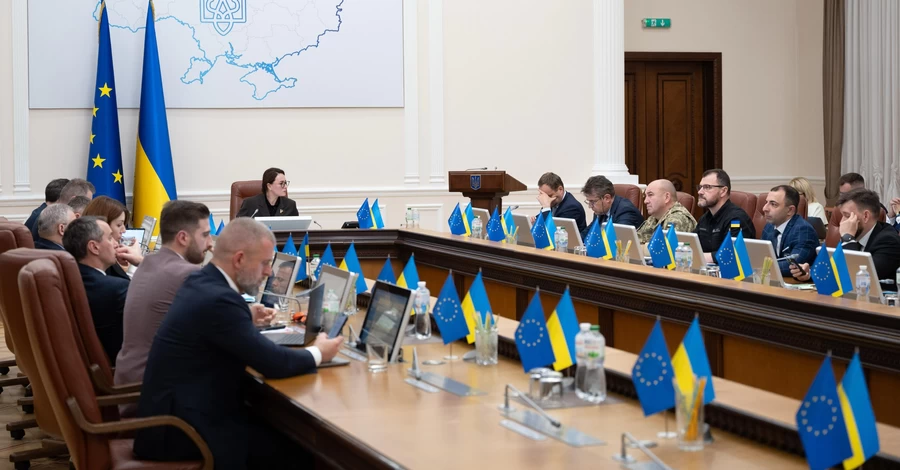 Офіційно: Кабмін дозволив виїзд за кордон чоловікам до 22 років