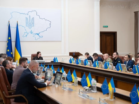 Официально: Кабмин разрешил выезд за границу мужчинам до 22 лет