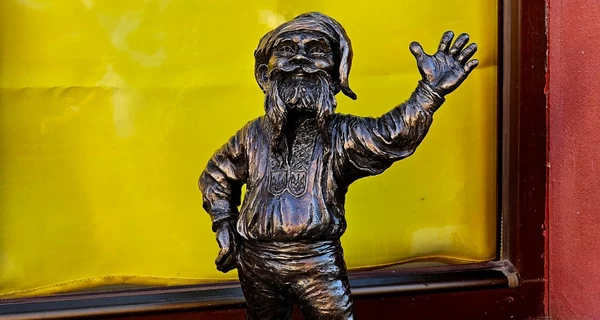 Во Вроцлаве установили бронзового гнома в вышиванке с украинским гербом