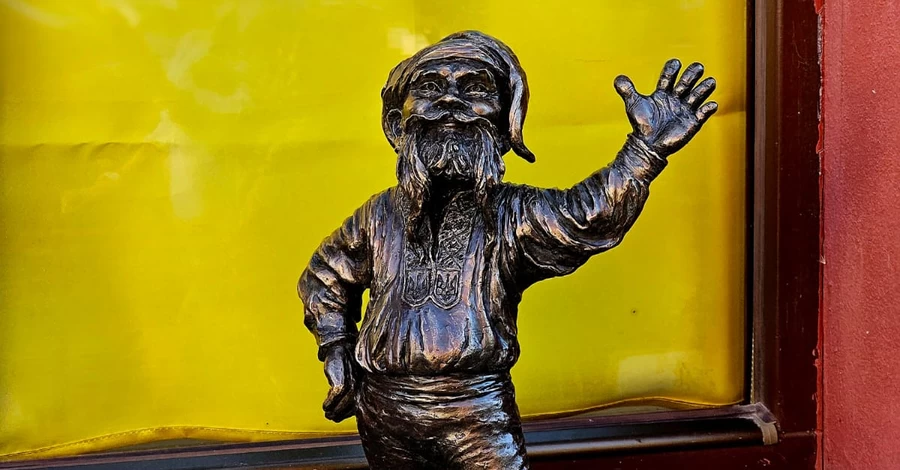 Во Вроцлаве установили бронзового гнома в вышиванке с украинским гербом