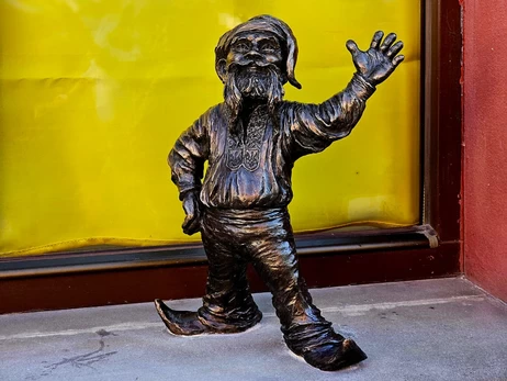 Во Вроцлаве установили бронзового гнома в вышиванке с украинским гербом