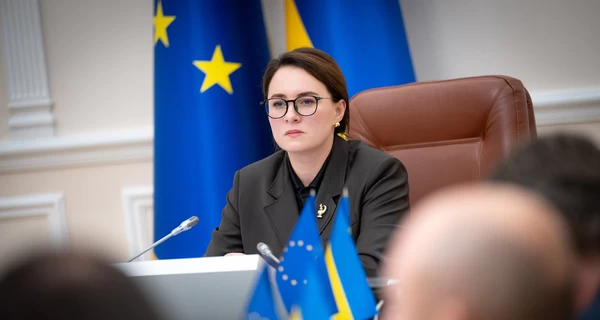 Кабмин разрешил части депутаток местных советов выезжать за границу