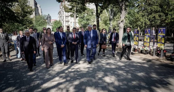 В сети завирусилось видео, где глава МИД Люксембурга бросился в объятия Сибиги