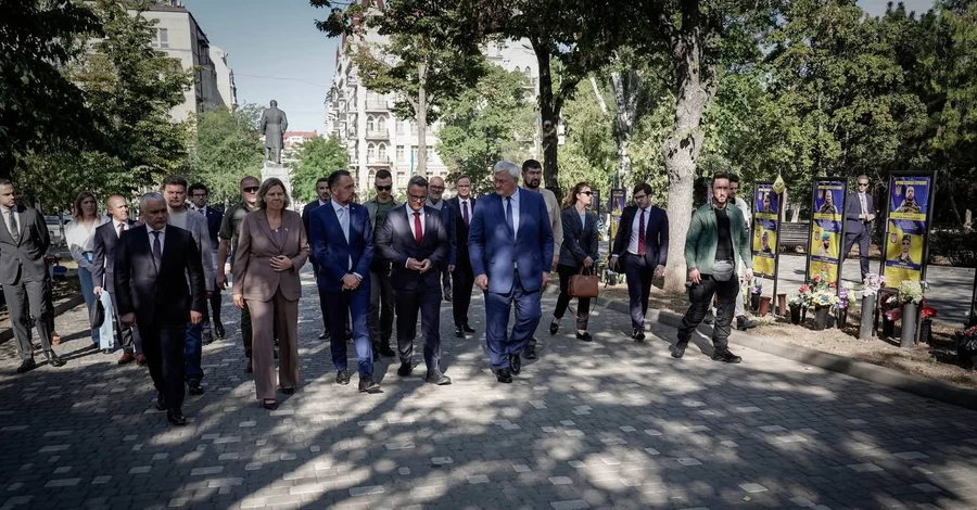 В сети завирусилось видео, где глава МИД Люксембурга бросился в объятия Сибиги