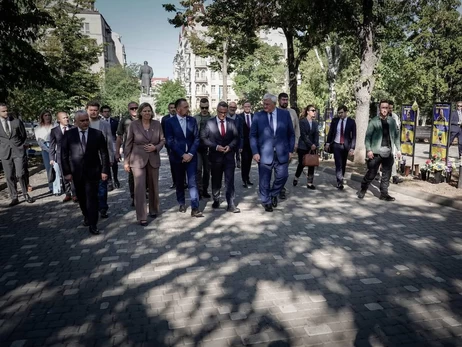 В сети завирусилось видео, где глава МИД Люксембурга бросился в объятия Сибиги