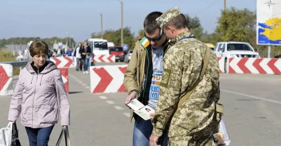 До 22-х включительно: почему власть выпускает юношей за границу