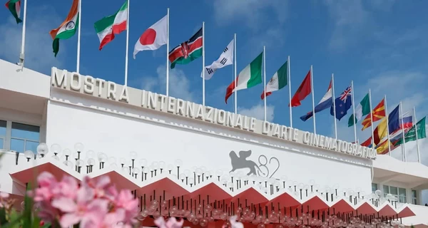 На Венецианском кинофестивале подняли российский флаг 