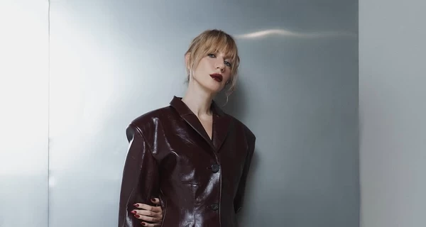 Леся Никитюк показала поврежденную ракетным ударом по Киеву студию для съемок 