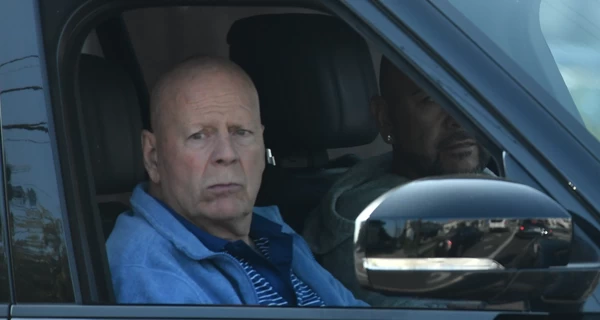 Страдающего деменцией Брюса Уиллиса переселили в другой дом