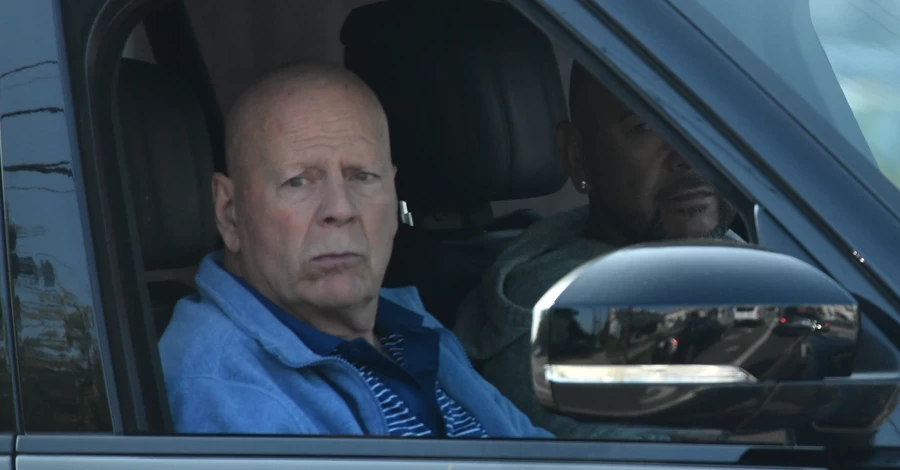 Страдающего деменцией Брюса Уиллиса переселили в другой дом