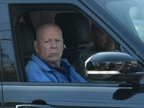 Страдающего деменцией Брюса Уиллиса переселили в другой дом