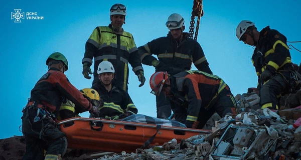 В Киеве количество жертв ночной атаки РФ достигло 21 человека, спасательная операция продолжается 