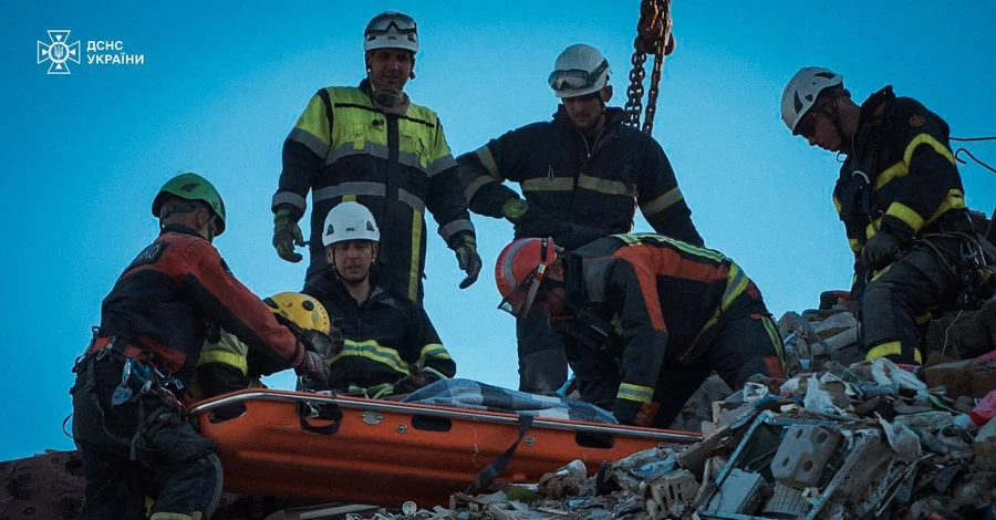 В Киеве количество жертв ночной атаки РФ достигло 21 человека, спасательная операция продолжается 