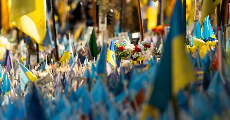 Хвилина мовчання у День пам'яті захисників: телеканали зупинили ефіри, а на вокзалах пролунав гудок