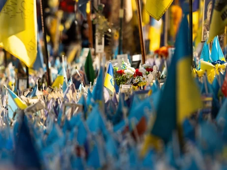 Хвилина мовчання у День пам'яті захисників: телеканали зупинили ефіри, а на вокзалах пролунав гудок