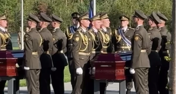 Под Киевом на национальном военном мемориальном кладбище захоронили первых неизвестных солдат