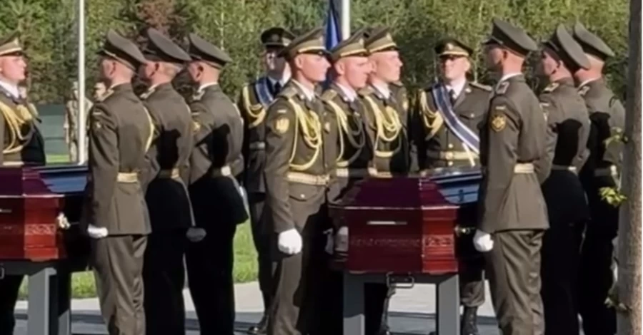 Под Киевом на национальном военном мемориальном кладбище захоронили первых неизвестных солдат