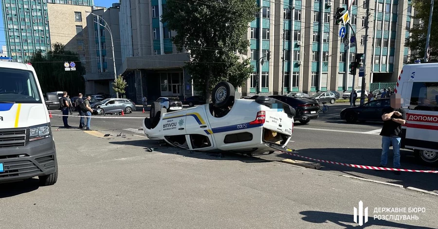 В Киеве в ДТП погиб полицейский - служебный автомобиль перевернулся после столкновения