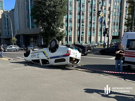 В Киеве в ДТП погиб полицейский - служебный автомобиль перевернулся после столкновения