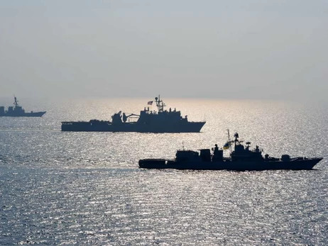 Внаслідок атаки на корабель ВМС загинуло вже двоє моряків - рятувальна операція триває