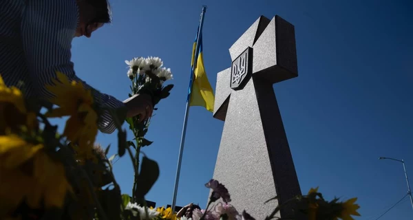 В Киеве открыли Мемориал памяти погибшим с казацким крестом