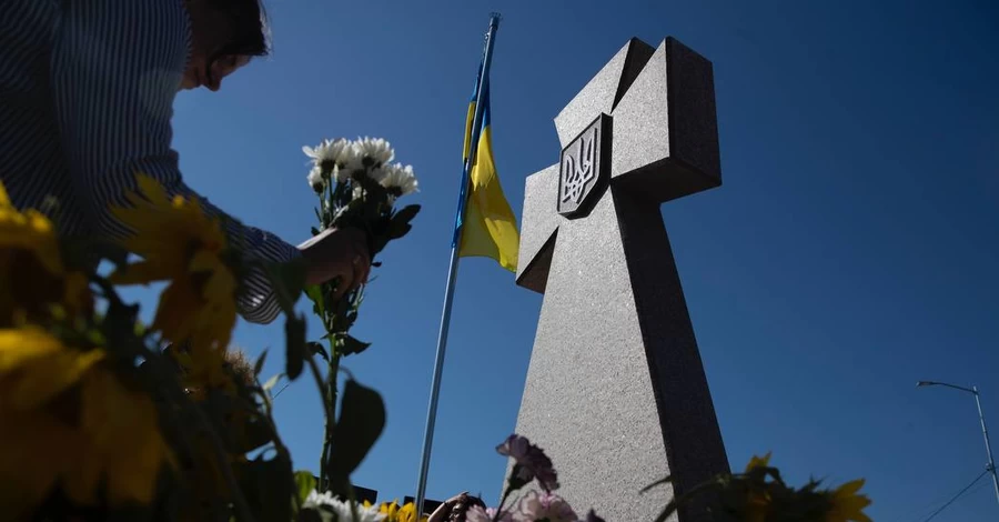 В Киеве открыли Мемориал памяти погибшим с казацким крестом