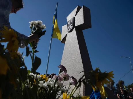 У Києві відкрили Меморіал пам'яті загиблим із козацьким хрестом